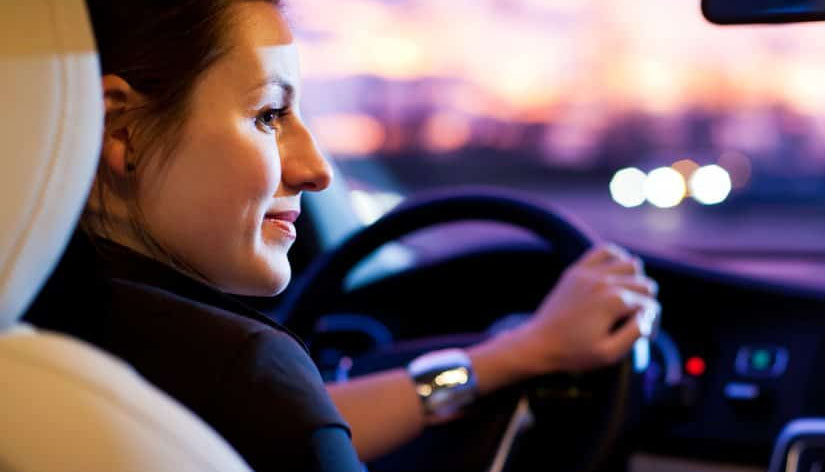 Mulher dirigindo com cuidado: economia de combustível
